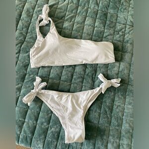 NWOT Super cute one shoulder white bikini with scrunch butt bottom size medium
